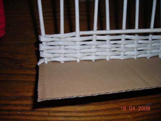 Газетница из газетных трубочек