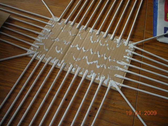 Газетница из газетных трубочек