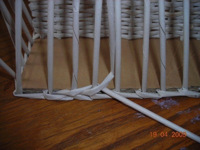 Газетница из газетных трубочек