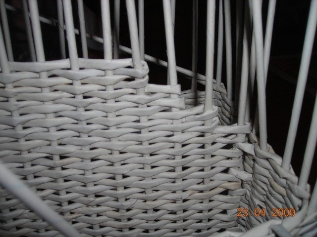 Газетница из газетных трубочек