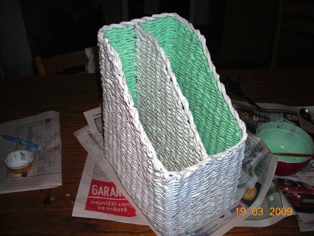 Газетница из газетных трубочек