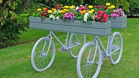 Вторая жизнь велосипеда в саду.