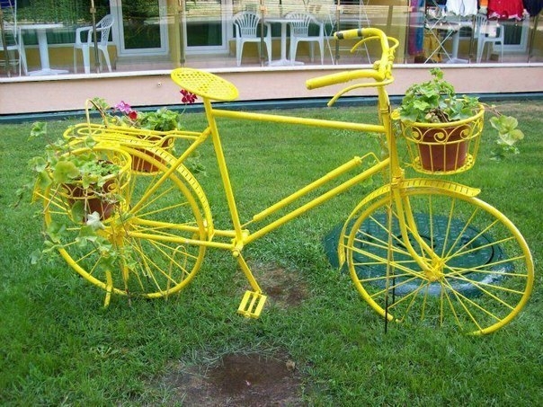 Вторая жизнь велосипеда в саду.