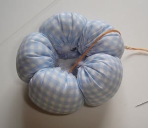 Цветы из лоскутков в горшочке