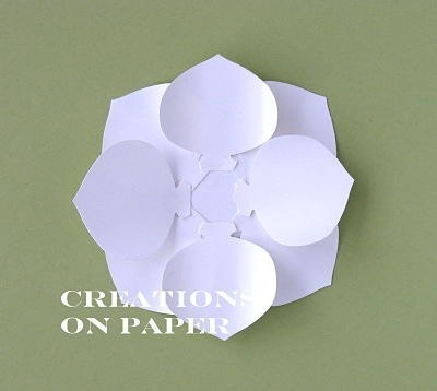 Нежная роза из бумаги