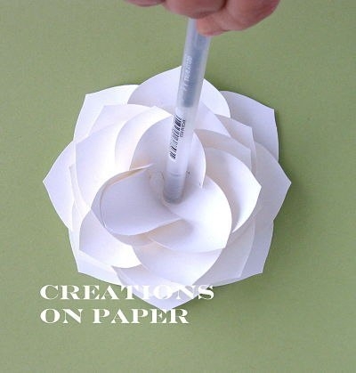Нежная роза из бумаги
