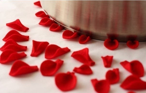 Декорируем подушку цветком из фетра