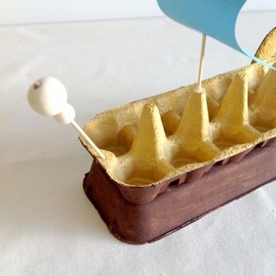 Кораблик из яичных лотков