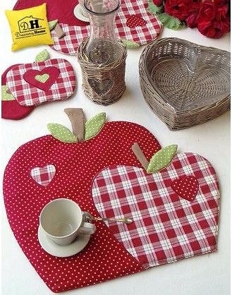 Декоративные салфеточки в виде яблочек под тарелки