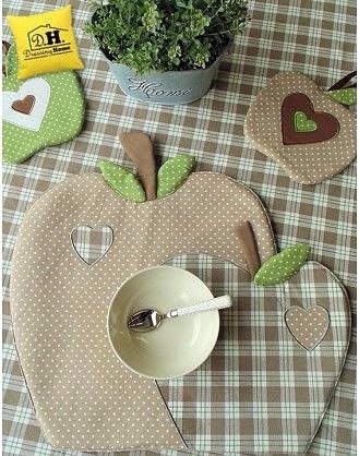 Декоративные салфеточки в виде яблочек под тарелки