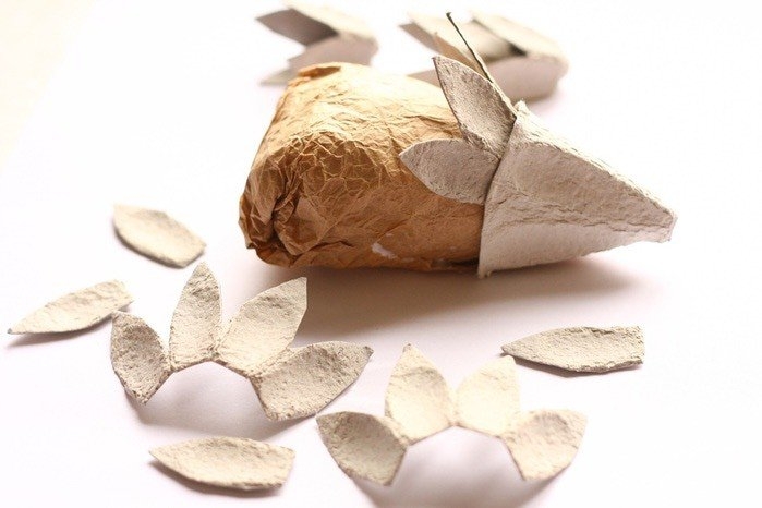 Ёжик из яичных лотков Ёжик из яичных лотков