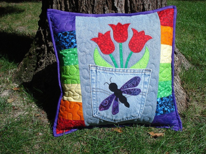 Декоративные подушки из старых джинсов