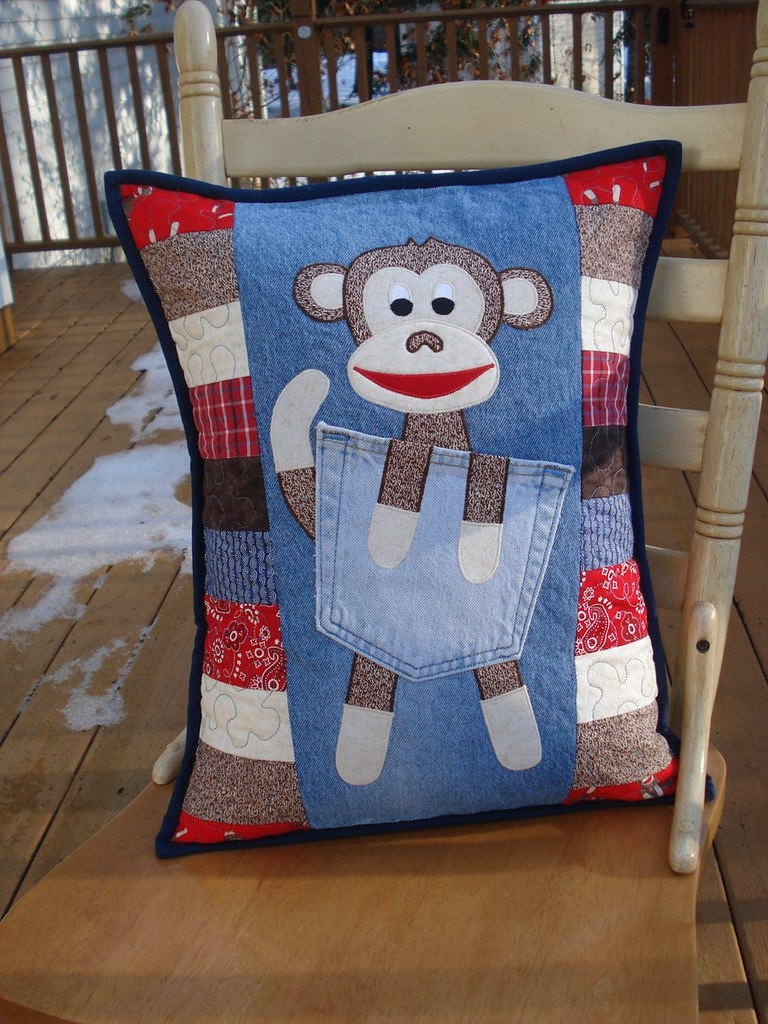 Декоративные подушки из старых джинсов