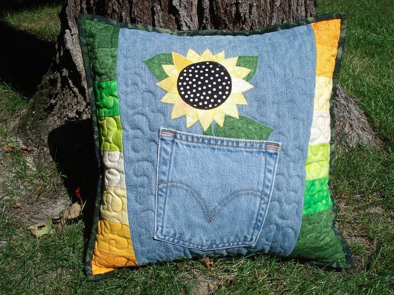 Декоративные подушки из старых джинсов