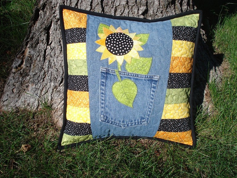 Декоративные подушки из старых джинсов