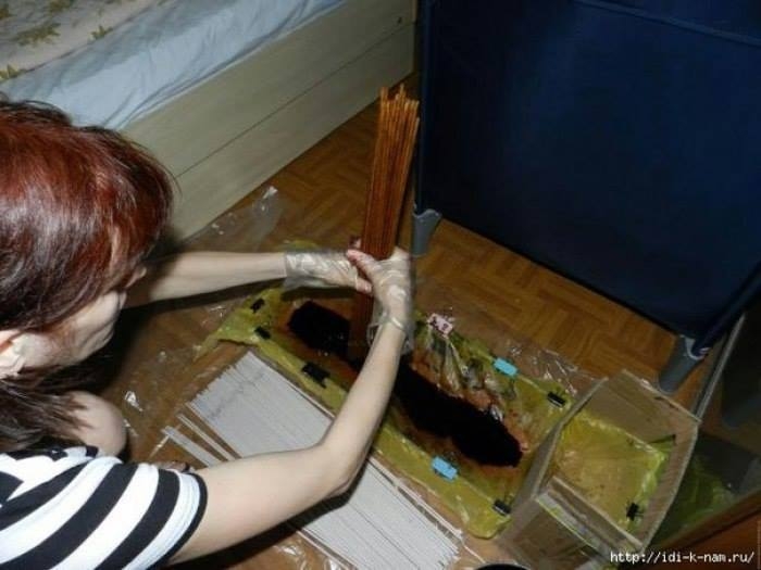 Окрашивание газетных трубочек