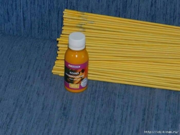 Окрашивание газетных трубочек