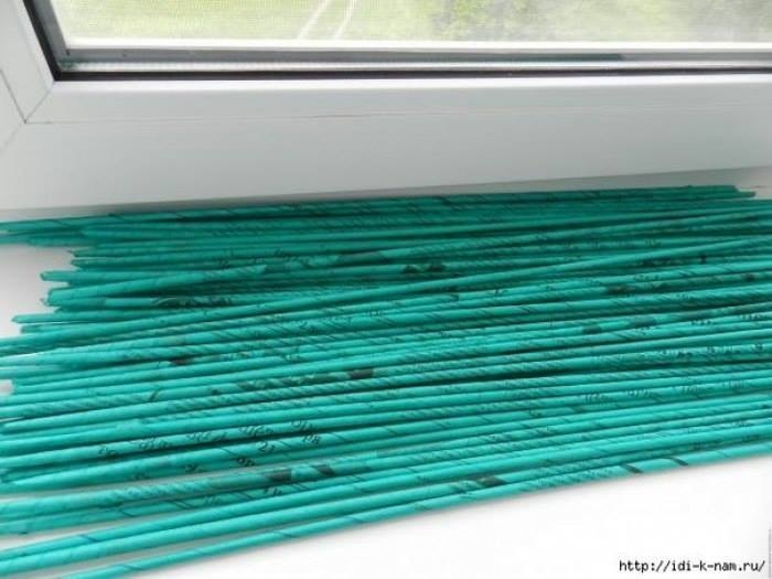 Окрашивание газетных трубочек