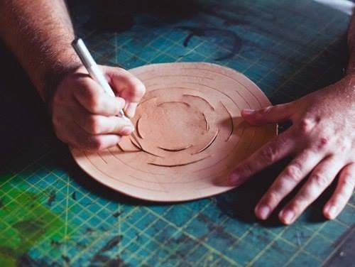 Кашпо для цветов из кожи