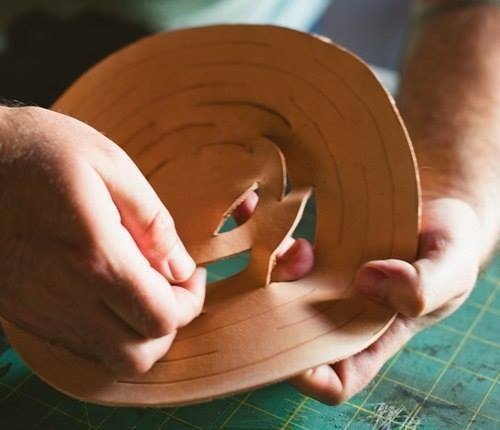 Кашпо для цветов из кожи