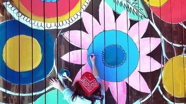 Деревянный пол на даче: способы декора своими руками