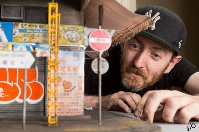 Этот парень создает целые миниатюрные города! Невероятно...