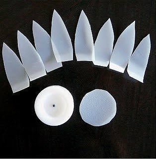 Цветы лотоса из пластиковых бутылок из-под молока