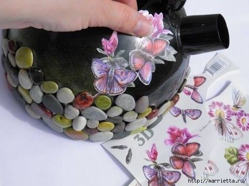 Старый чайник как элемент садового декора.