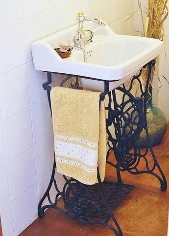 Старые швейные машинки в интерьере Старые швейные машинки в интерьере