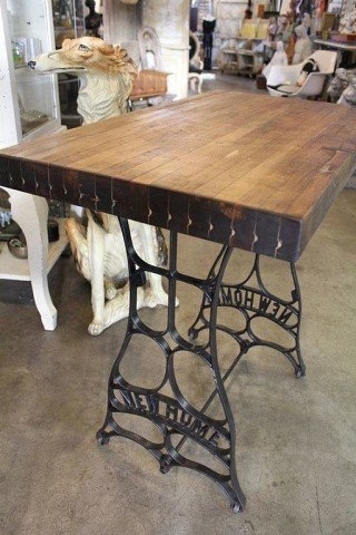 Старые швейные машинки в интерьере Старые швейные машинки в интерьере