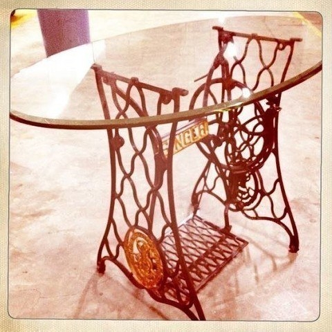 Старые швейные машинки в интерьере Старые швейные машинки в интерьере