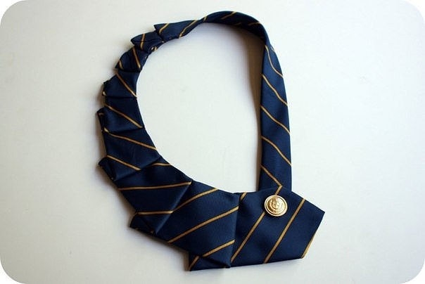 Воротничок из галстука