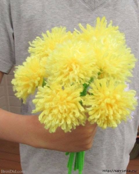 Одуванчики из помпонов
