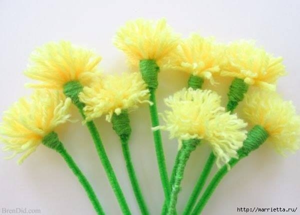 Одуванчики из помпонов