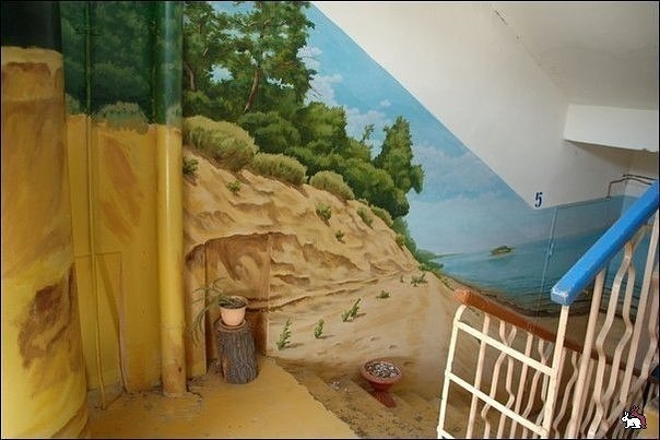 Художник Борис Черниченко расписал стены подъезда 8-этажного дома в Астрахани