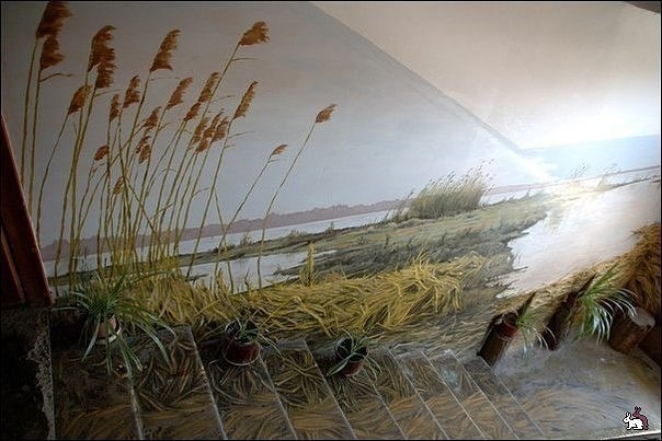 Художник Борис Черниченко расписал стены подъезда 8-этажного дома в Астрахани