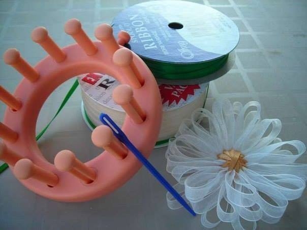 Цветочки из ниток, цветы на луме и ее заменителе из картона
