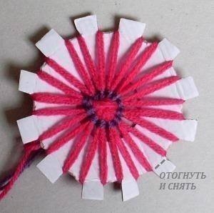 Цветочки из ниток, цветы на луме и ее заменителе из картона