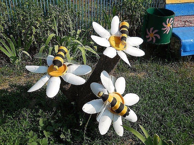 Поделки для дачи. Цветы из пластиковых бутылок. Поделки для дачи. Цветы из пластиковых бутылок.