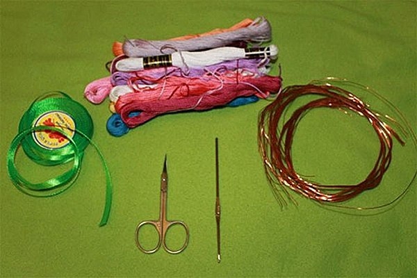 Красивые поделки из ниток и проволоки