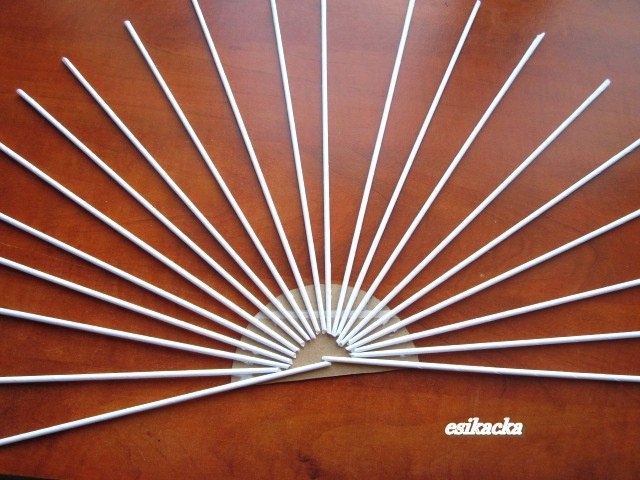 Декоративный веер из газетных трубочек