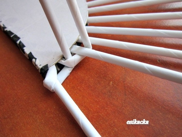 Декоративный веер из газетных трубочек