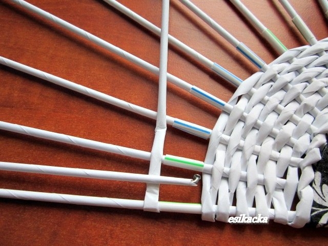 Декоративный веер из газетных трубочек