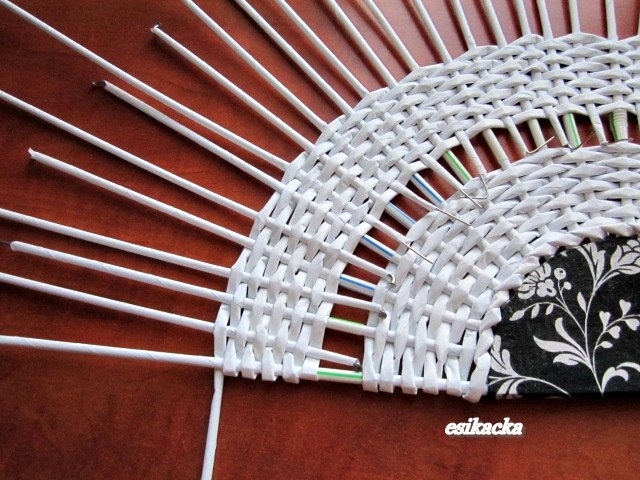 Декоративный веер из газетных трубочек