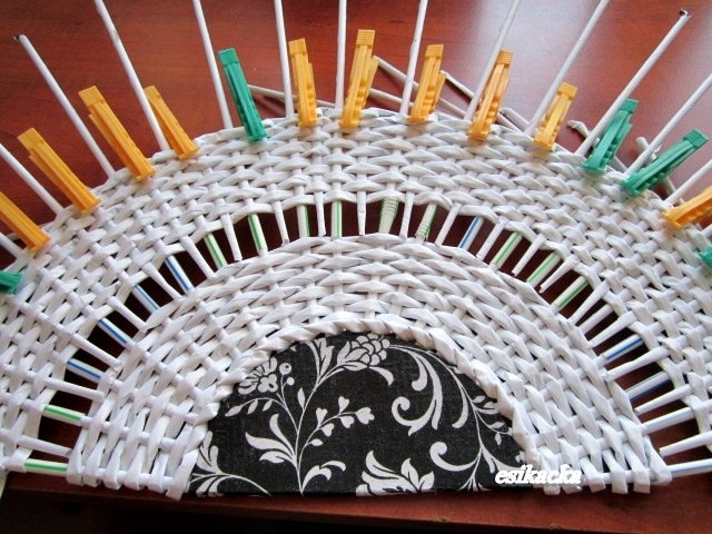 Декоративный веер из газетных трубочек