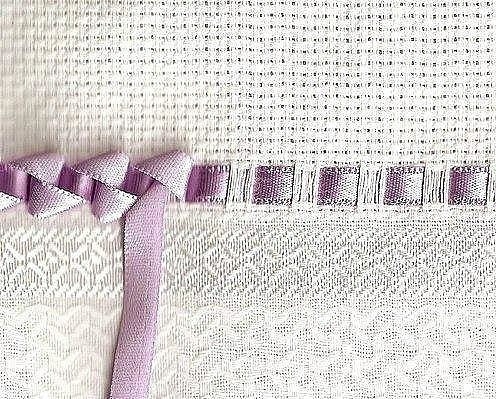 Бордюр из лент на полотенце, покрывало, подушку