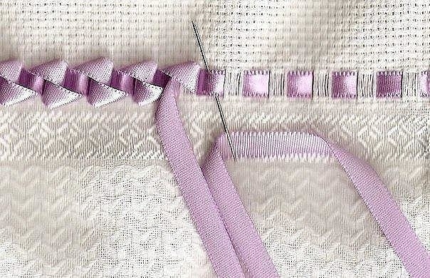 Бордюр из лент на полотенце, покрывало, подушку