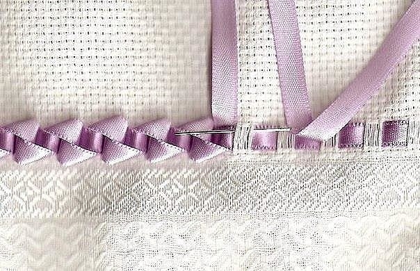 Бордюр из лент на полотенце, покрывало, подушку