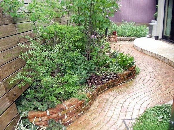 Клумбы из кирпича - красивое решение