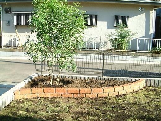 Клумбы из кирпича - красивое решение